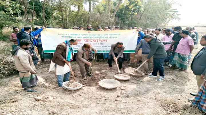 ফুলবাড়ীতে অতিদরিদ্রদের জন্য কর্মসংস্থানের উদ্বোধন